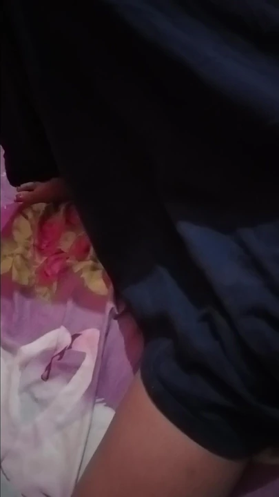 泰卢固女孩观看卷轴