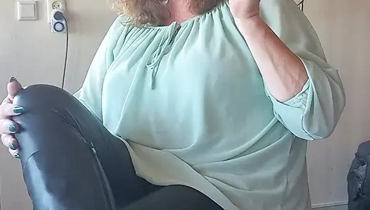 Sigara içiyor