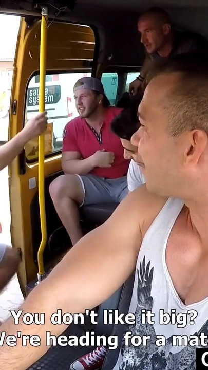 Velkolepý okamžik z "Vdaná prsatá MILF Gangbanged v autobuse"