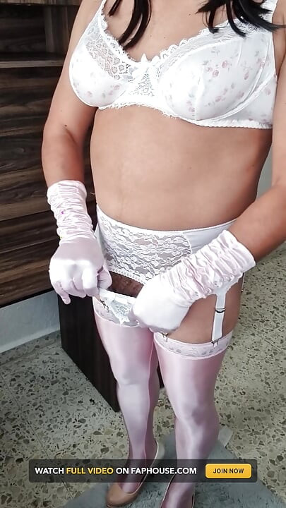 Aku lagi muasin memekku dengan lingerie floral dan sepatu hak tinggi lainnya