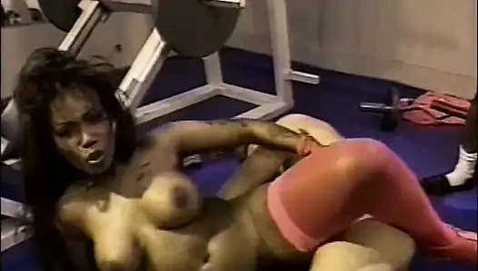 Fantastische schwarze MILF im fitnessstudio gefickt und von vielen monsterschwänzen auf titten gespritzt