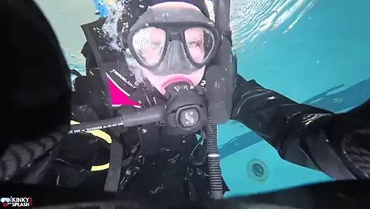 Dominasi Bawah Air dengan Perlengkapan Scuba Penuh