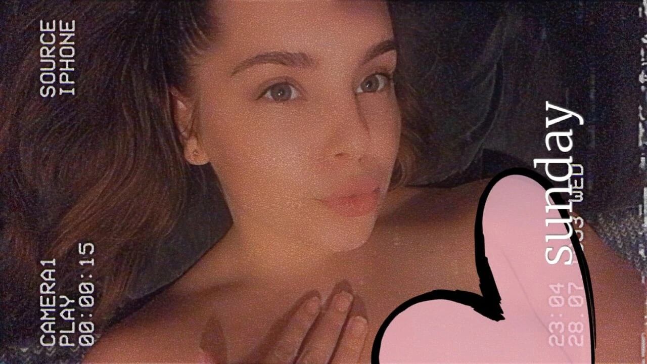 Awek muda yang cantik di atas katil, Rasa Bersendirian