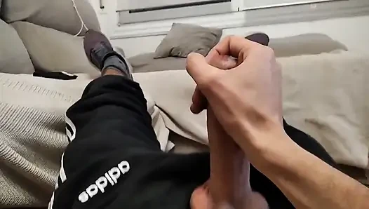 Amatör twink büyük yarağının götüne girerek sert hareket ediyor