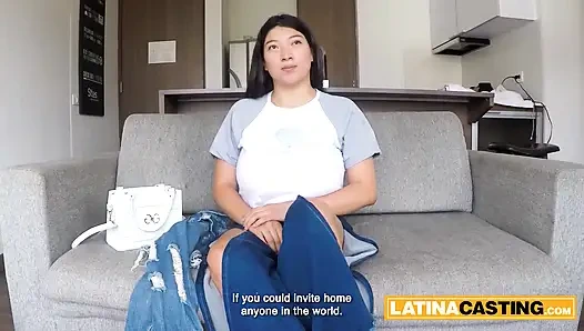 Латину-шлюшку с огромными сиськами трахнул в рот хуище и в конечном итоге течет