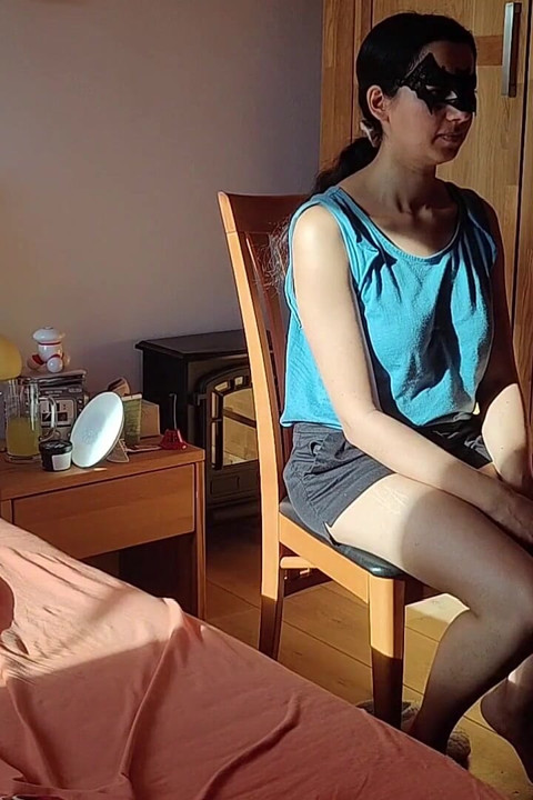 Žena pljuska striptizetu po guzi