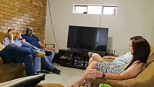 Ehemann Gibt Freunden Gangbang Ehefrau!