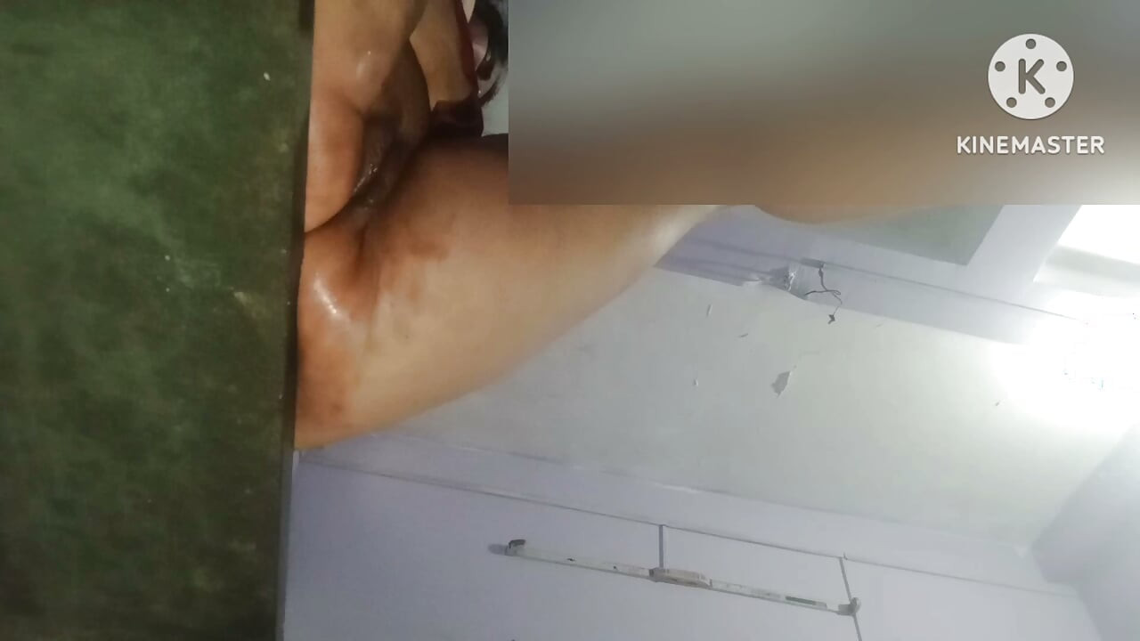 İlk seferim, damadım üvey kızımın amının önünde beni köpek stili sikti Güzel üçlü seks Hintçe sesli