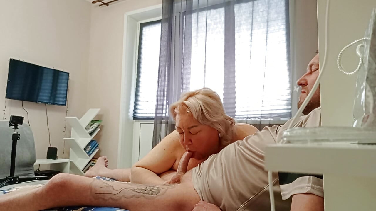 Я наповнюю рот мачухи гарячою, густою спермою