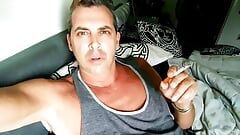 Hunk stiefvader Cory Bernstein betrapt in sekstape van mannelijke beroemdheden, rokend, kont vingeren, klaarkomen