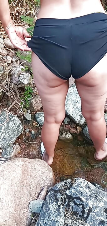 Anaal op de rivier tijdens het wandelen