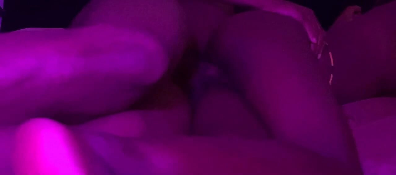 Seksi zenci 18 yaşındaki sıkı sulu amcık büyük zenci yarağı tarafından arkadan sert sikiliyor