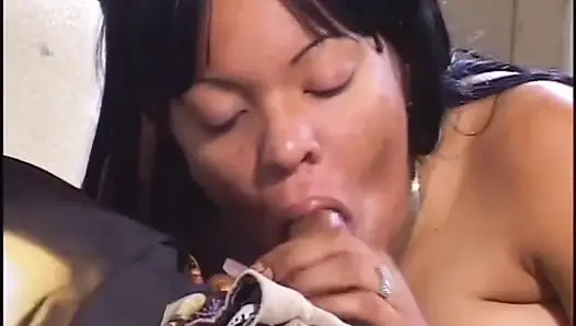 Сексуальная черная девушка с большими сиськами на большом черном хуе