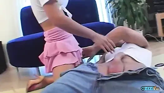 Kenikmatan payudara kecil diperbesar melalui sentuhan dan ciuman yang hati-hati