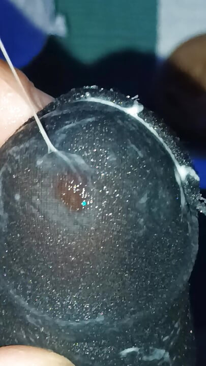 Intenzivan orgazam u crnim visokim spandex čarapama