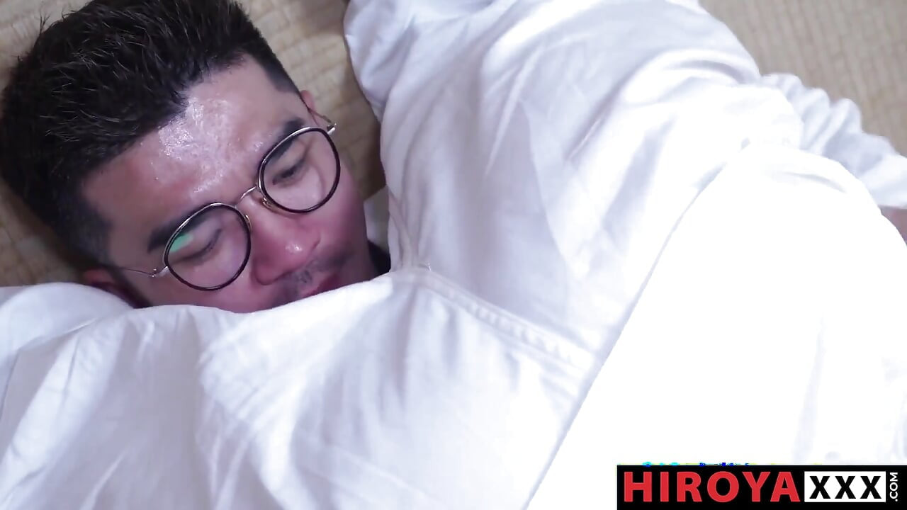 El gay en forma Daniel entrega su agujero a hiroya
