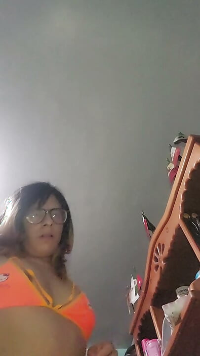 Trans GF pleše u seksi donjem vešu
