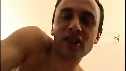 Cewek nakal mohawk lagi asik masturbasi pakai dildo