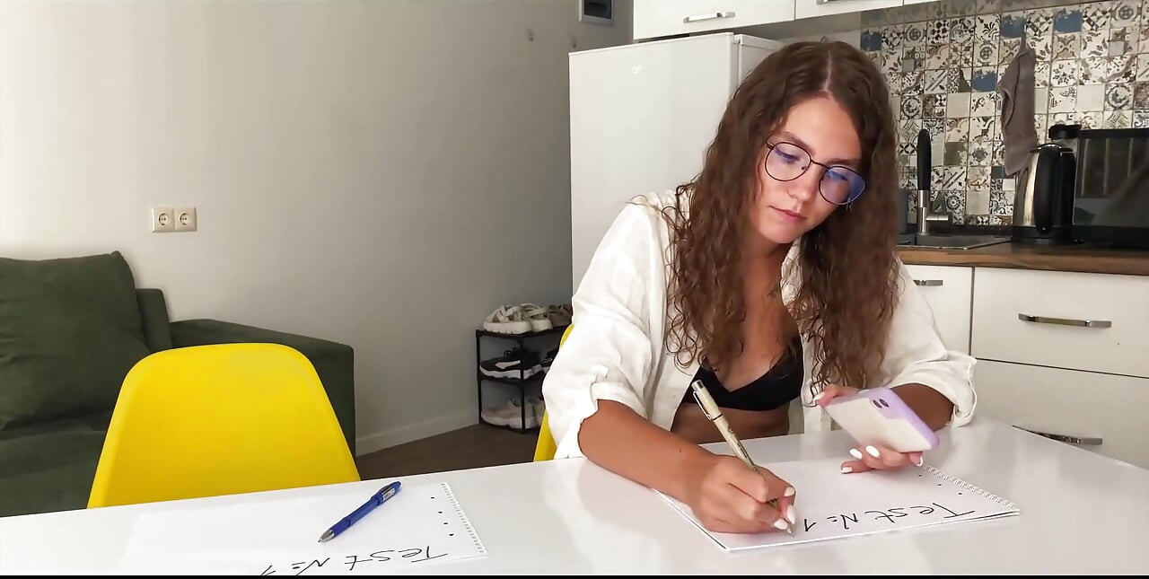 După ce mi-am futut profesoara sexy, voi studia mult mai bine