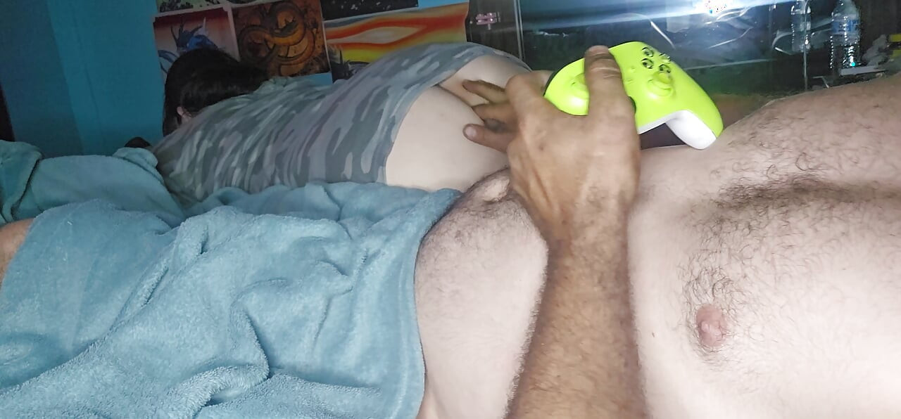 provocando o meu irmão de criação com a minha buceta molhada sem penetração até ele gozar pra mim