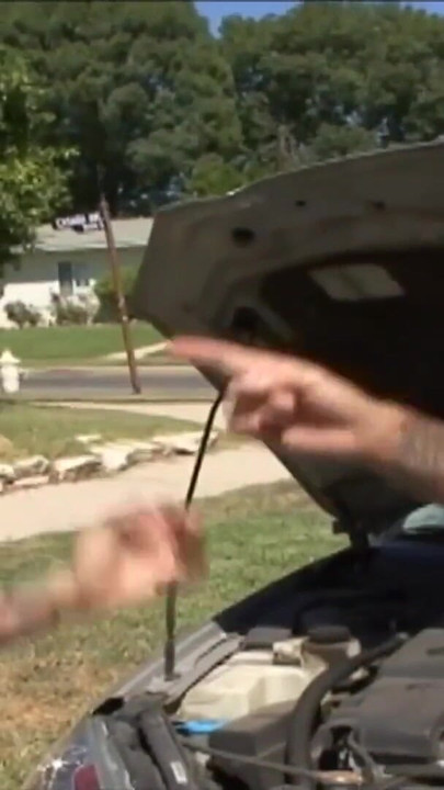 Cycata brunetka nastolatka z silikonowymi cyckami podniosła się | Klip 1