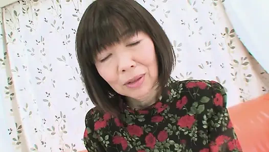 Tante seksi asia dengan memek berbulu dientot habis-habisan di ruangan casting bokep pertamanya