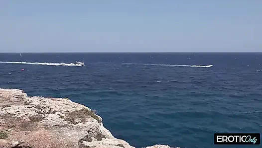 Долбежка утеса на улице - текущий мокрый трах на пляже