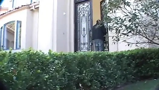 Sıska hatun ateşli üçlü sekste başka bir adama binerken büyük bir yarağı emiyor