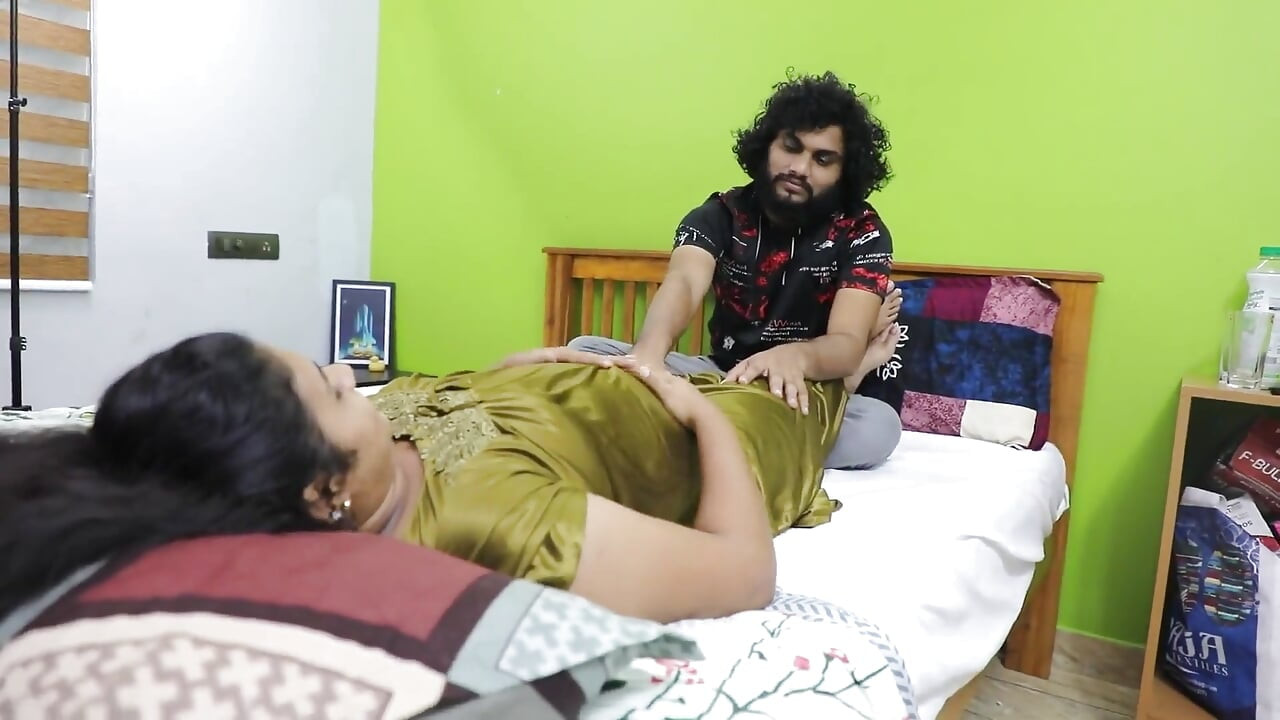 Массаж задницы с романской задницей