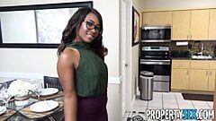 Propertysex - eine heiße schwarze Immobilienmaklerin überrascht Kunden