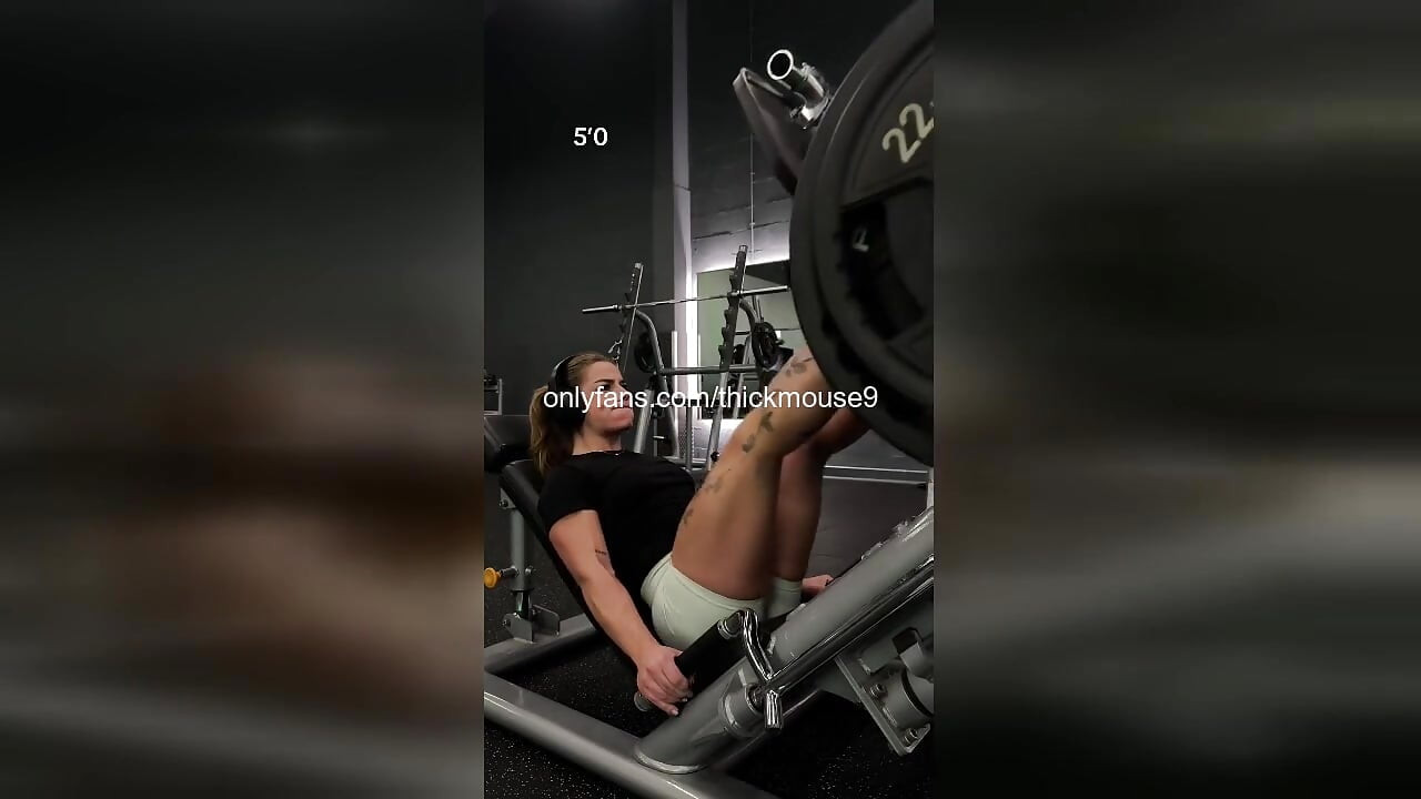 נערת חדר כושר בת 18 חושפת בטעות כוס צמוד במהלך שידור חי