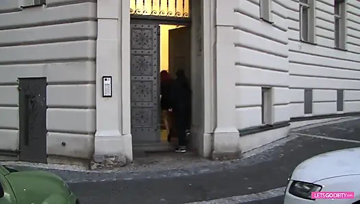 Kızıl saçlı sürtük oğluyla edepsiz sikişiyor ve götünde takma yarakla oynuyor