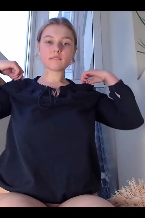 Тийнейджърка си чука задника