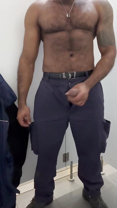 Zaštitar je ejakulirao na radnoj uniformi u javnom WC-u.