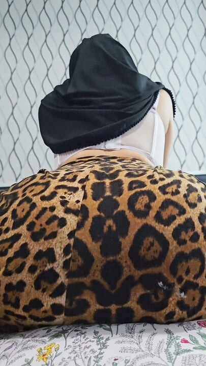 POV: Leken hijab-jente i leopardskjørt