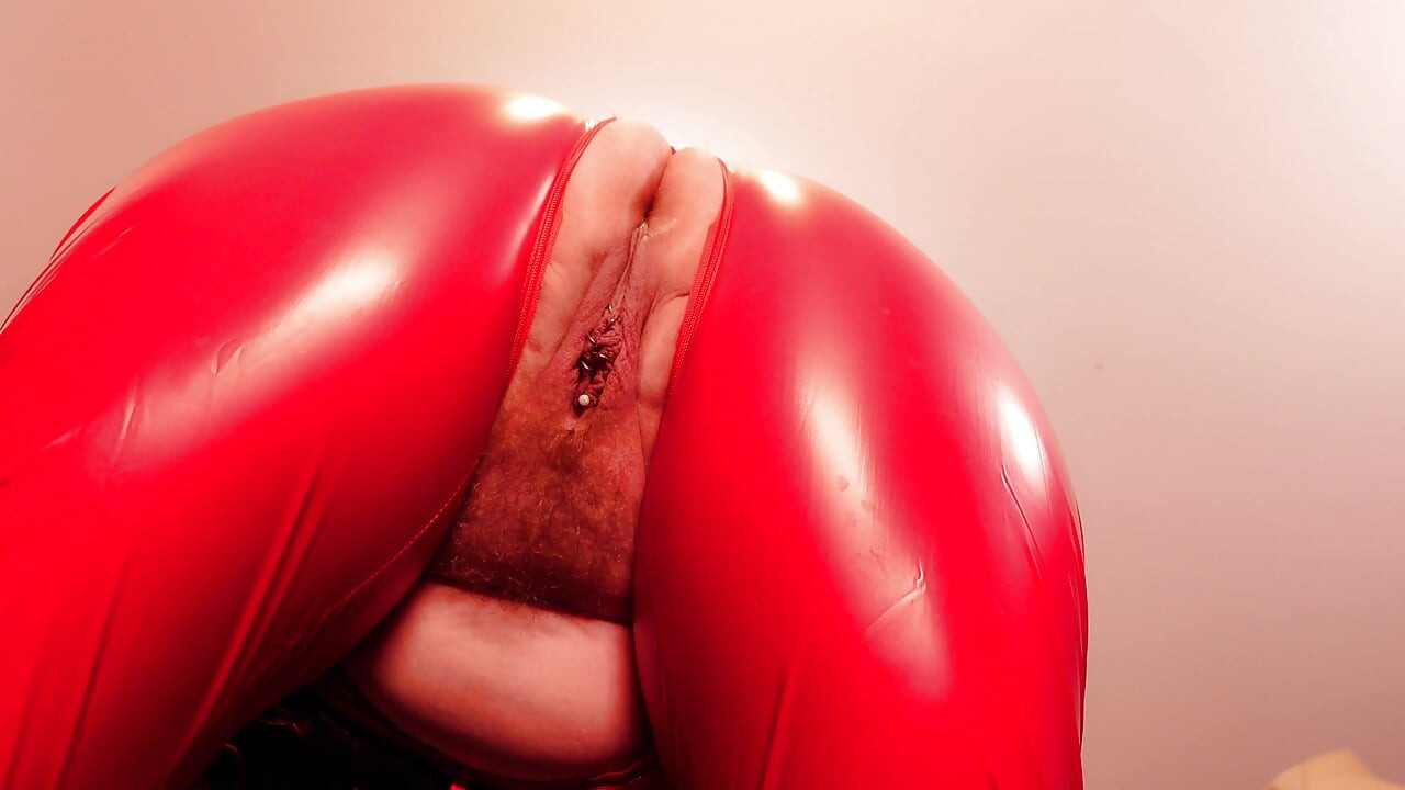 Kadın egemenliği bakış açısı: yüze oturma. Düzgün vücutlu orta yaşlı seksi kadın.