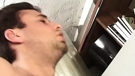 Tante sange ini nyepong kontol sampai tenggorokan dan nyepong kontol dengan ceroboh di garasi