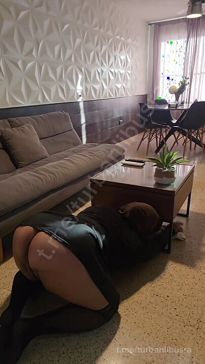 Pria rumah yang aku datangi untuk dibersihkan menggodaku dengan sangat buruk dari belakang, akhirnya dia menyemprotkan air mani dengan buruk