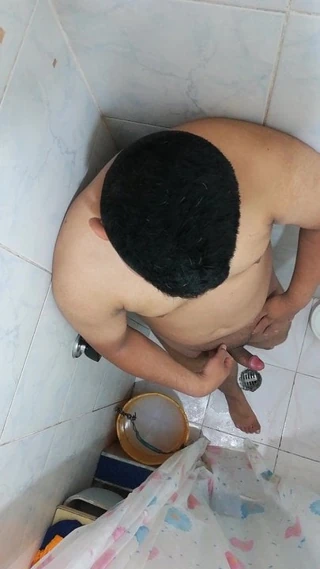 Mi semen expulsado bajo la ducha