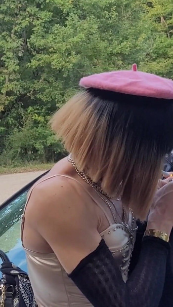 Zapanjujući trenutak s izložbe P🚗U B L I C en Pute na parkiralištu u šumi, na adresi La Faisanderie 91. Maštovite tajice,"