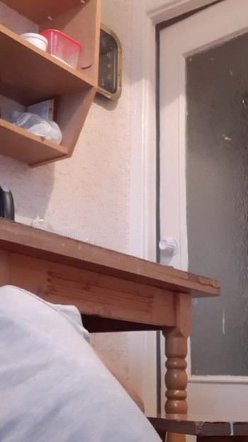 Unvergesslicher moment von "Während unsere haushälterin geschirr wäscht, leckte meine freundin riskant muschi unter dem tisch"