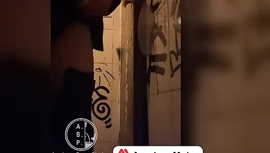 Bir barın tuvaletlerine işerken izleniyor...