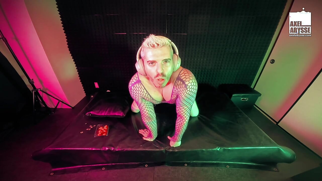 Naughty Axel Abysse menyuap lubangnya dengan strawberi