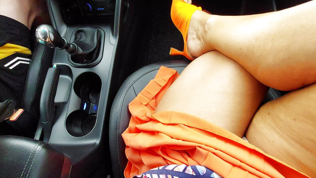 Hot MILF in heels and sexy legs seduces the taxi driver in the morning.