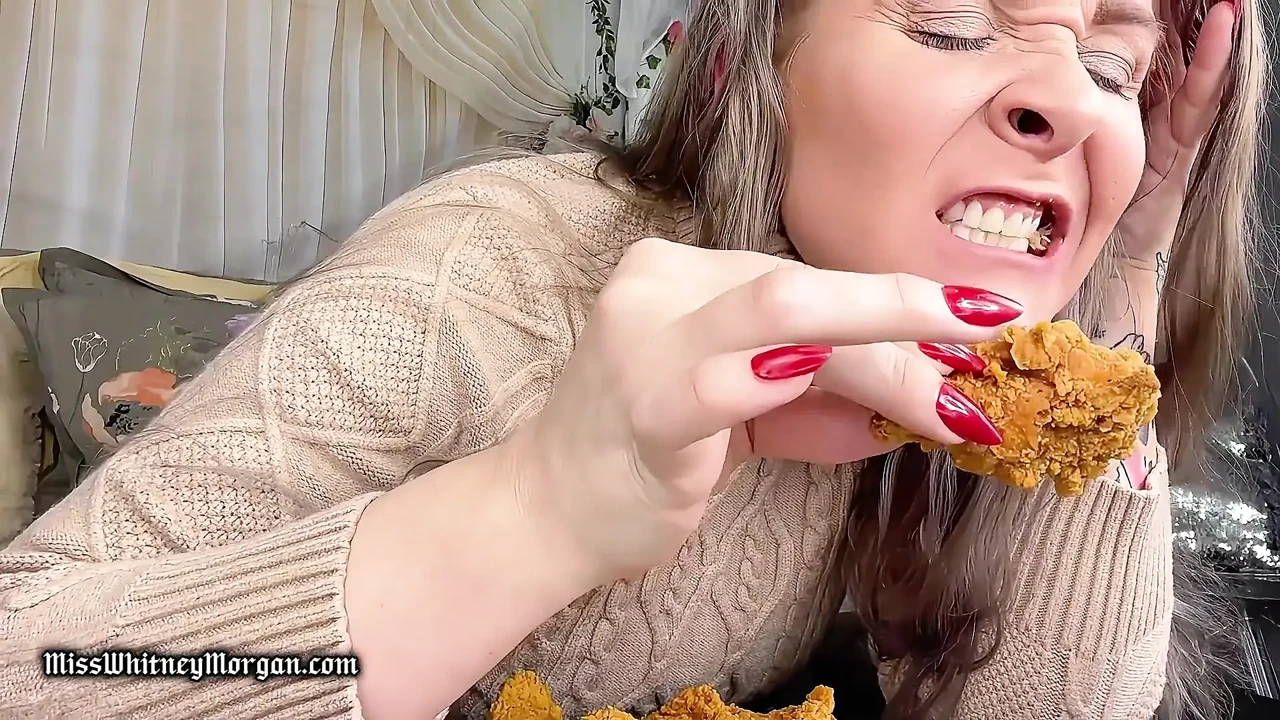 Miss Whitney Morgan: Fried Chicken Eating Asmr