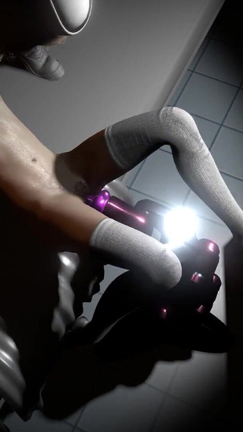 Sie hilft ihrer Freundin, von einem industrie-Sexroboter zerstört zu werden | Clip 1