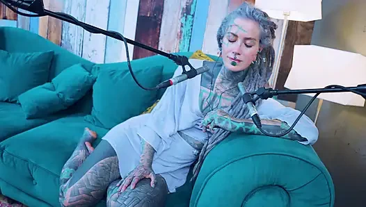 G - grattitude- asmr podcast sfw konuşuyor gotik sıska kız dreadlocks dövmeli model dövmeli kız