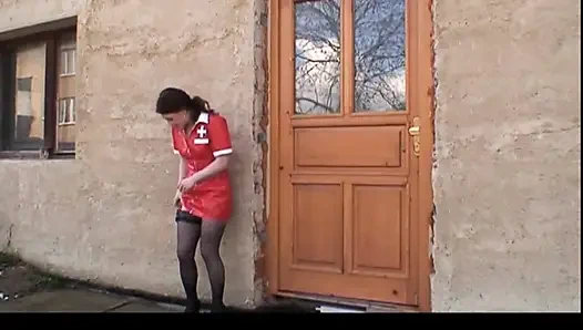 Милфу отфистили в киску и трахнул в задницу большой член, кончая в рот в любительском видео