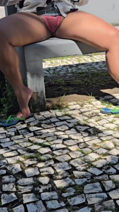 Mostrando a calcinha de renda | Clip 2