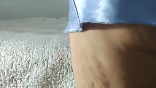 Возбужденная мачеха снимает видео для своих подписчиков в интернете.